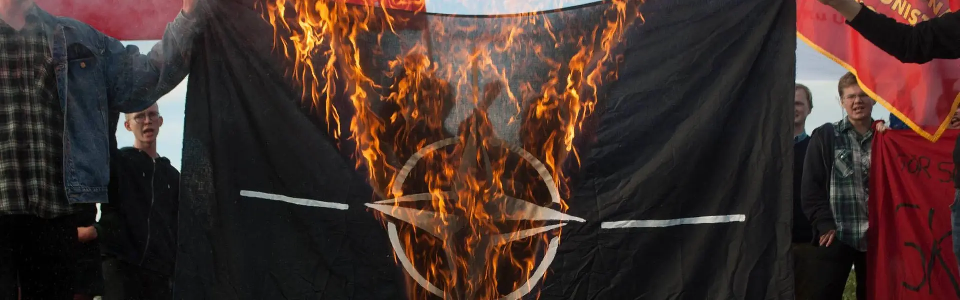En bild p&aring; en samling ungdomar som br&auml;nner Natosflagga