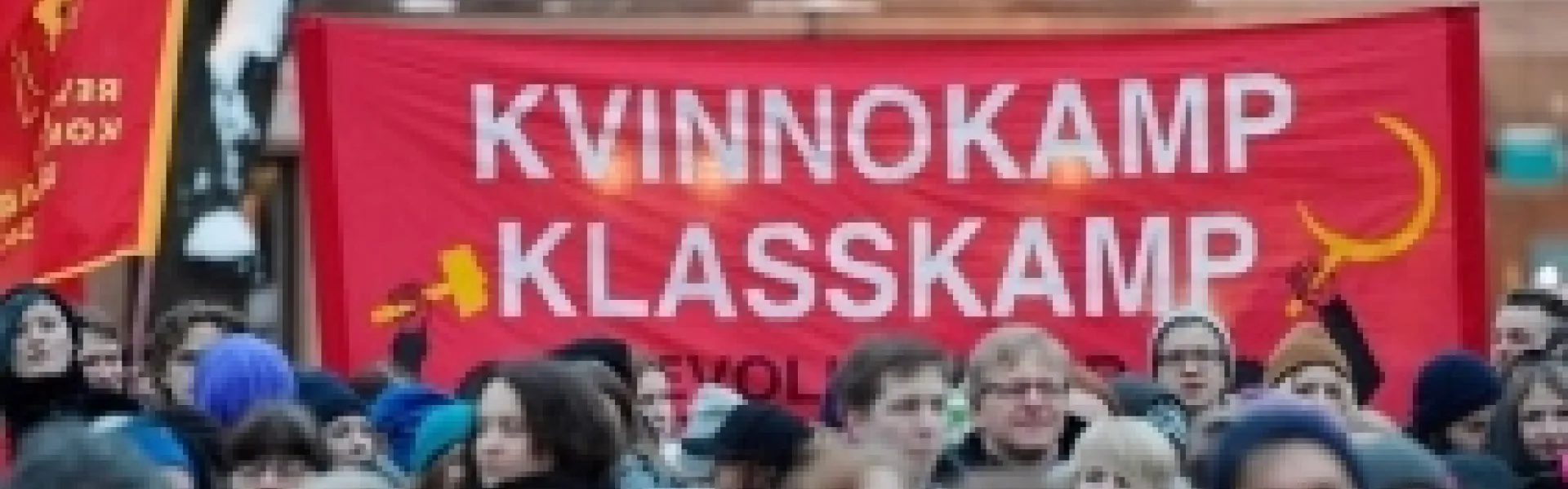 8 mars demonstrationståg i Stockholm där banderollen "Kvinnokamp, Klasskamp" syns