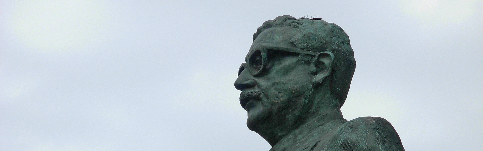 En bild p&aring; en staty av Salvador Allende