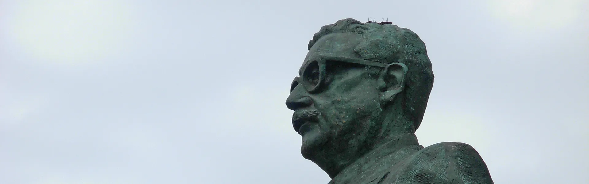 En bild på en staty av Salvador Allende