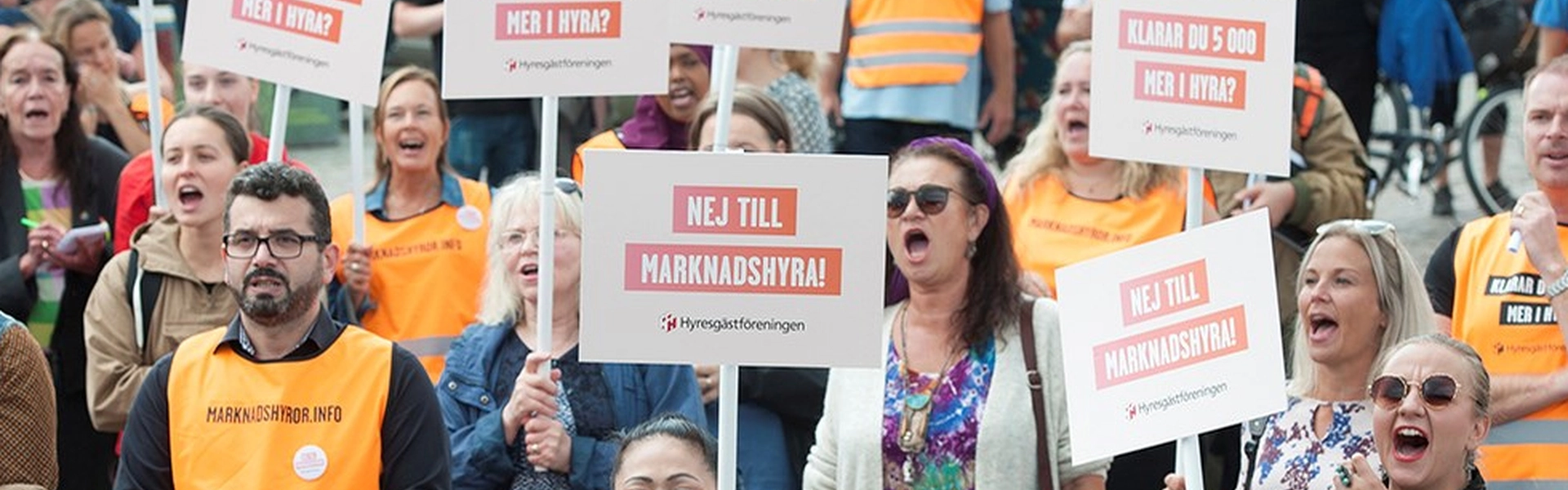 Bild p&aring; folk som demonstrerar mot f&ouml;rslaget om marknadshyra