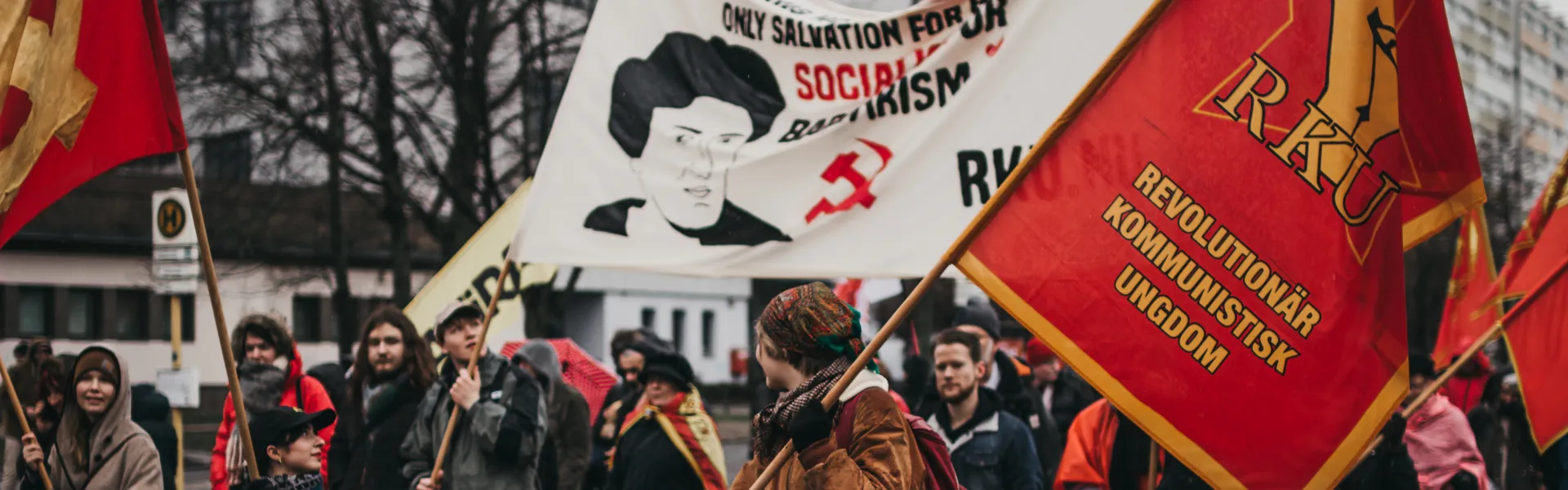 Fotografi föreställande Kommunistiska Partiet och RKU:s deltagare vid LL-demonstrationen i Berlin