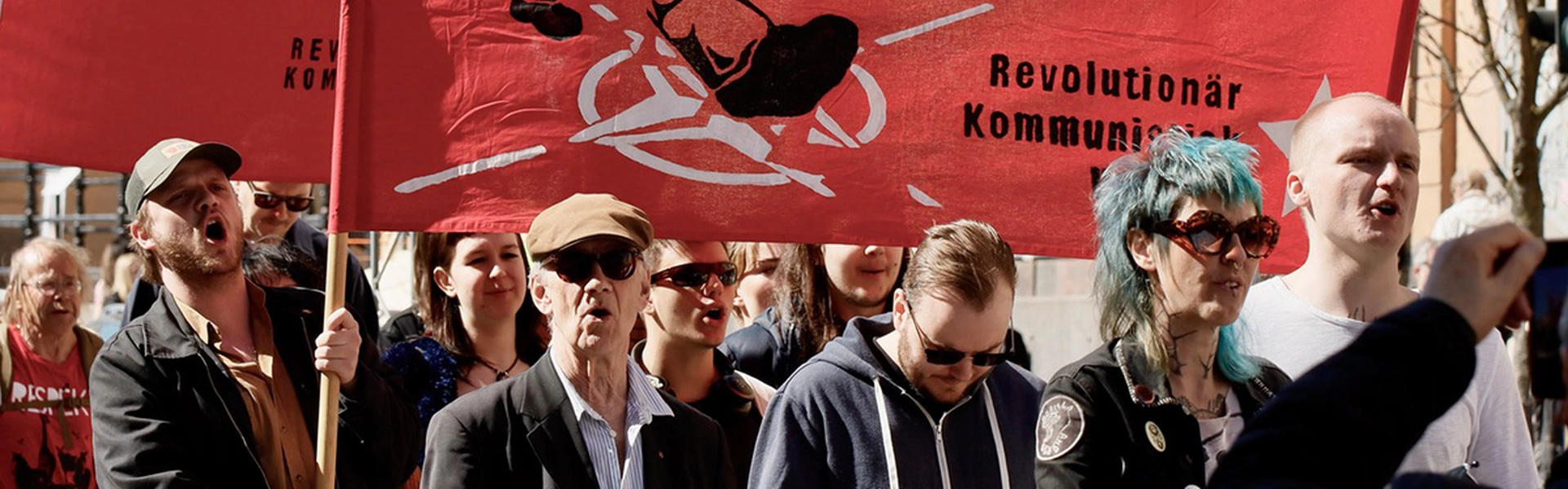 Bild p&aring; demonstranter med en banderoll med texten "Nej till Nato! Krig och imperialism &auml;r m&auml;nsklighetens fiende!"