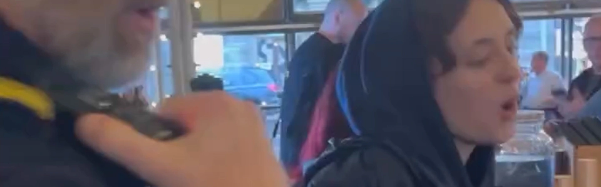 Polisen eskorterar ut en demonstrant