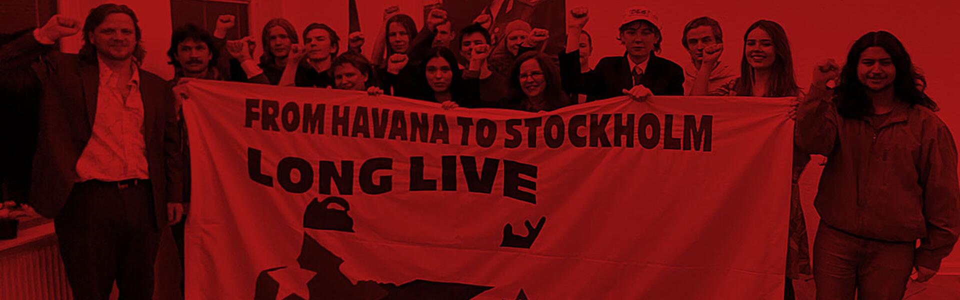 Bild på deltagare från RKU som håller upp en banderoll med texten "From Havanan to Stockholm, Long live proletarioan internationalism"