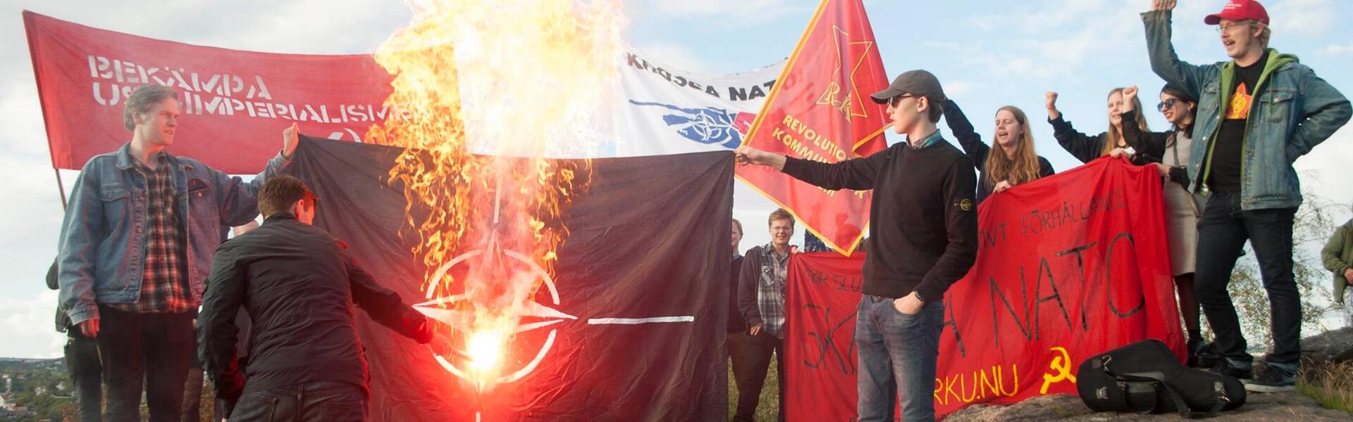 RKU:are bränner Natoflagga under Aurora17 2017