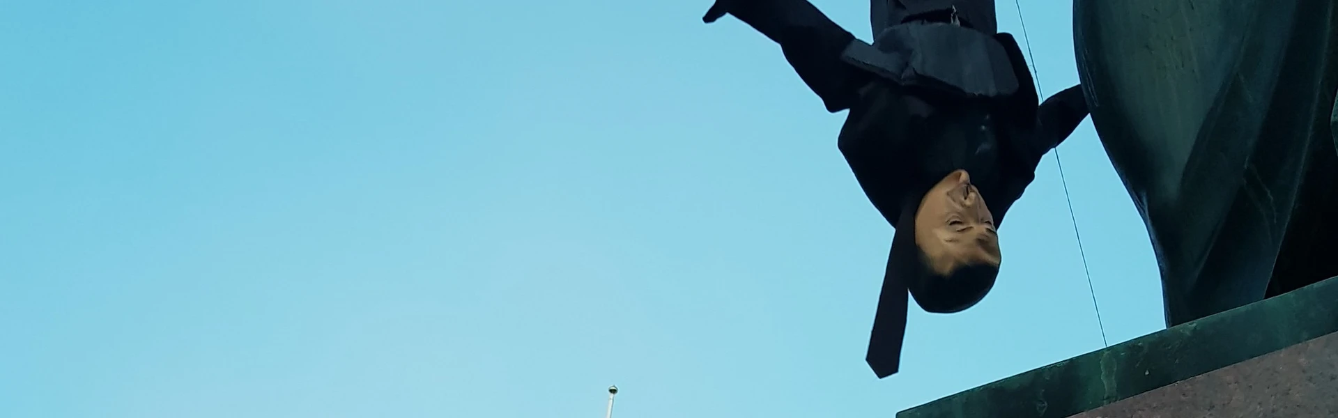 En bild p&aring; en docka f&ouml;rest&auml;llande Erdogan h&auml;ngandes upp och ned