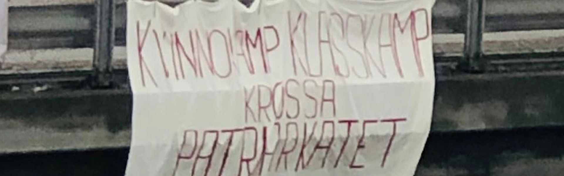 Bild p&aring; en banderoll d&auml;r det st&aring;r "Kvinnokamp klasskamp, Krossa patriarkatet"