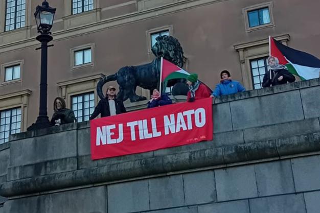 Bild på RKU med banderoll vid demonstrationen