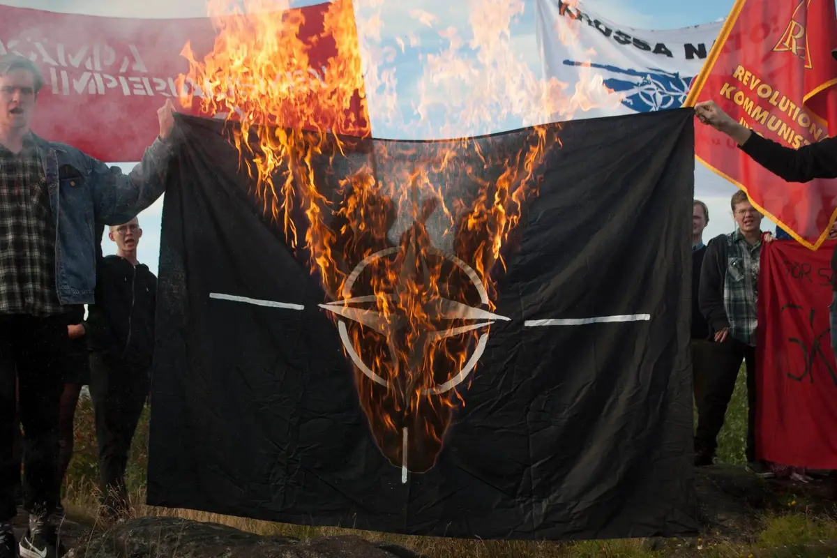En bild p&aring; en samling ungdomar som br&auml;nner Natosflagga