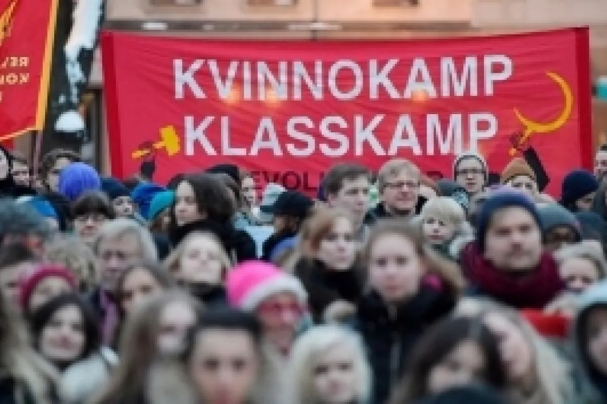 8 mars demonstrationståg i Stockholm där banderollen "Kvinnokamp, Klasskamp" syns