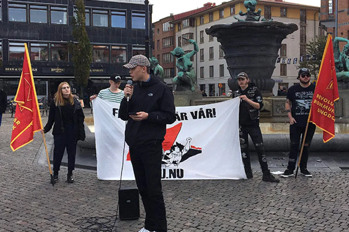 Medlemmar ur RKU som arrangerar ett torgmöte. En person talar i en mikrofon