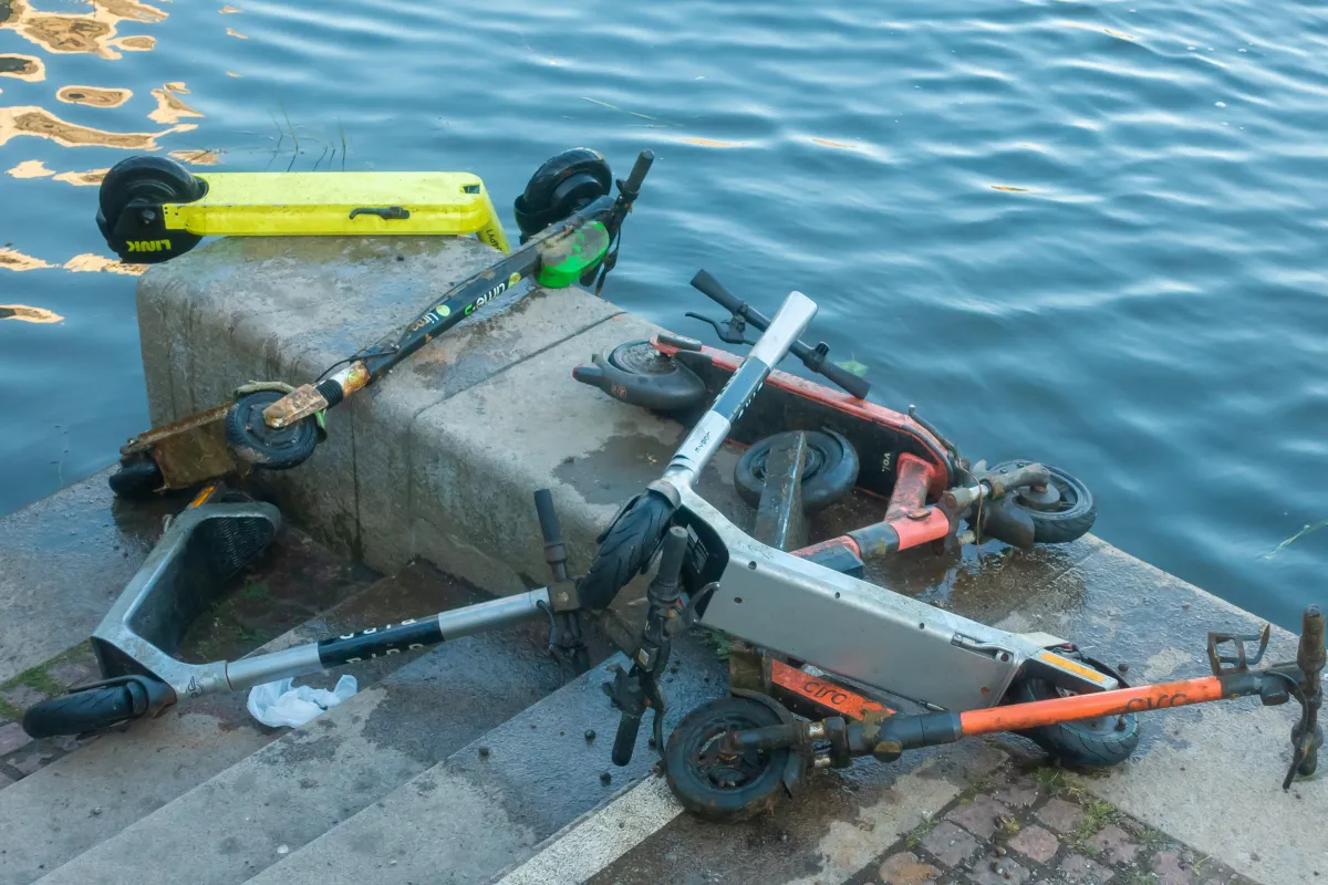 Elsparkcyklar som fiskats upp ur vattnet i Stockholm