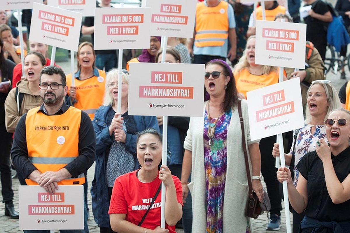 Bild p&aring; folk som demonstrerar mot f&ouml;rslaget om marknadshyra