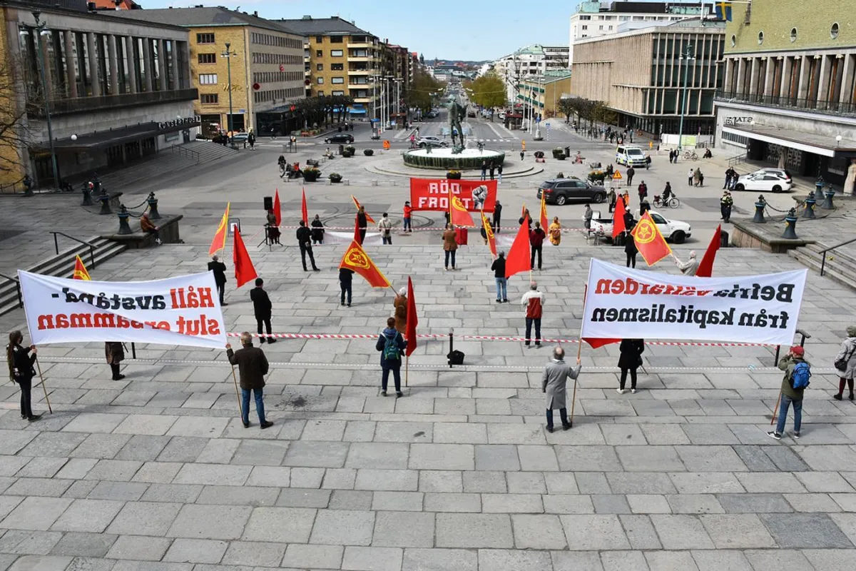 Bild på demonstranter vid Kommunisterna första maj firande 2022