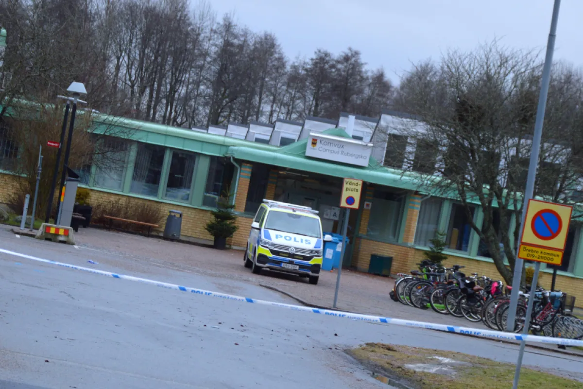 Bild på entren till Campus Risbergska med en parkerad polisbil utanför