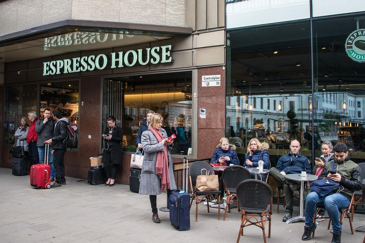 Människor utanför espresso house