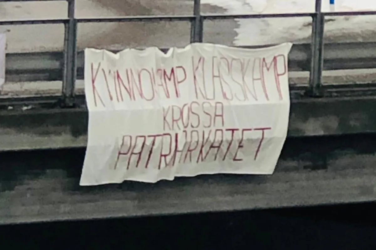 Bild på en banderoll där det står "Kvinnokamp klasskamp, Krossa patriarkatet"