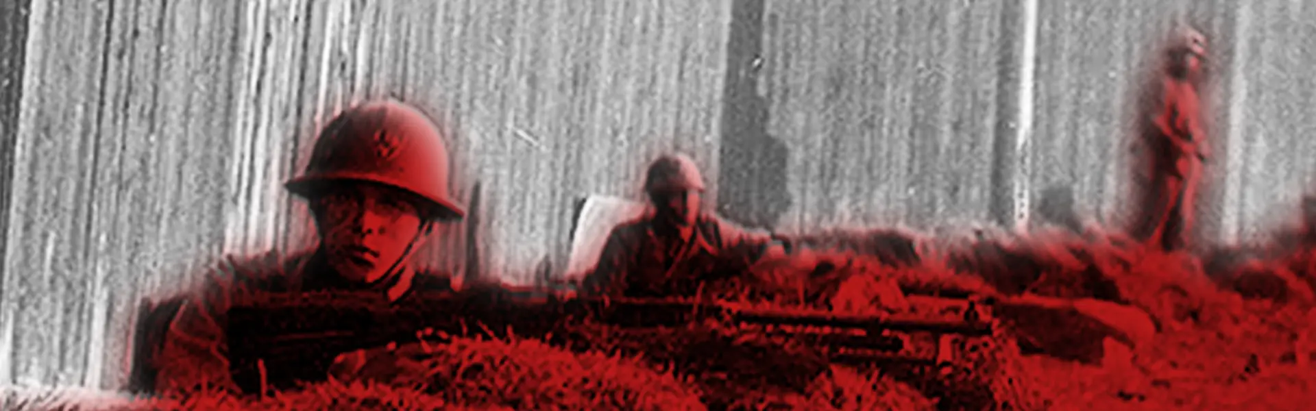 Soldater ligger redo med gev&auml;ren bakom ett skyttev&auml;rn