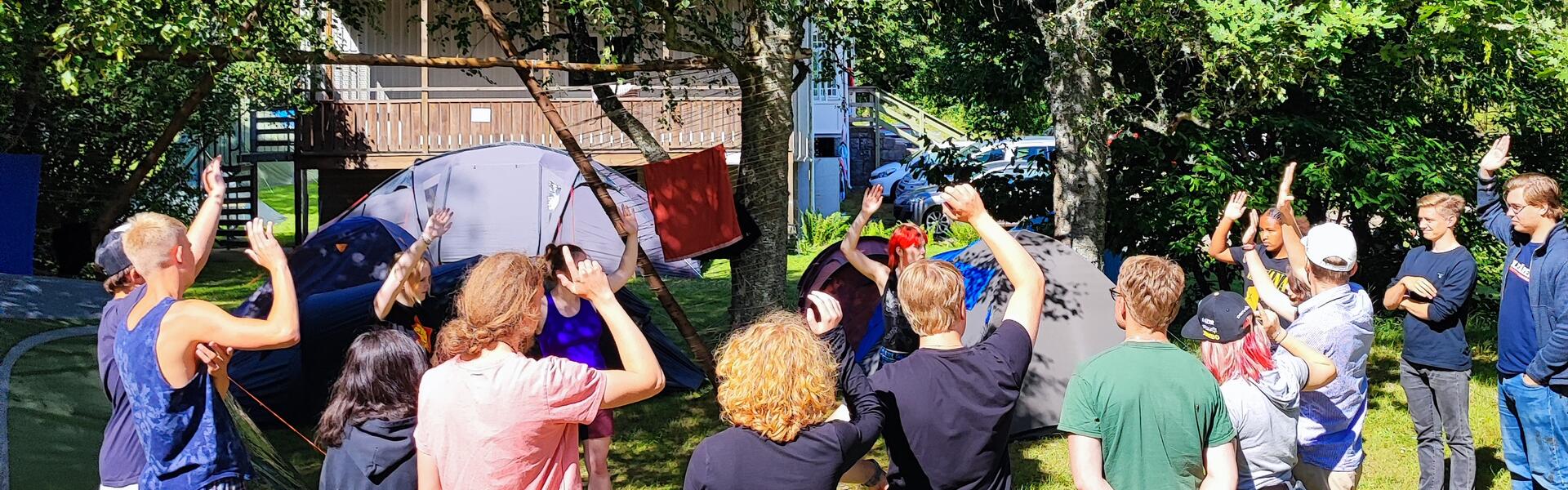 Deltagare på RKU:s sommarläger röstar för att gå ut i strejk på en workshop om kollektivavtal.