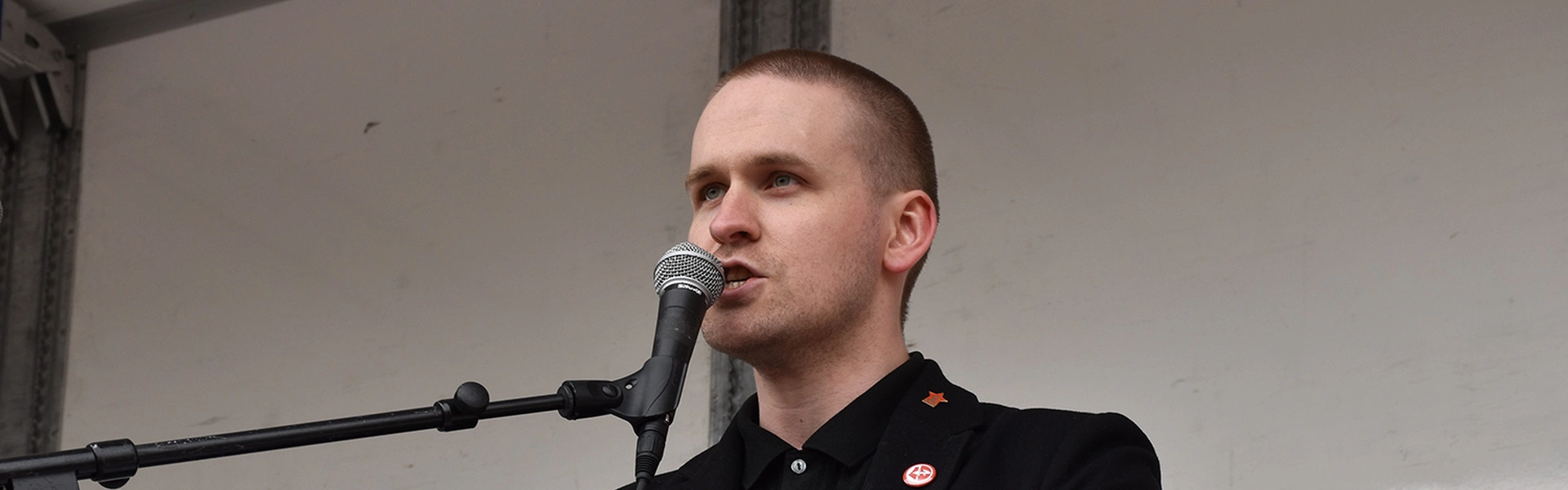 Bild p&aring; RKU:s f&ouml;rbundsordf&ouml;rande Sakarias Bergs&eacute;n d&aring; han talar p&aring; R&ouml;d front i G&ouml;teborg.