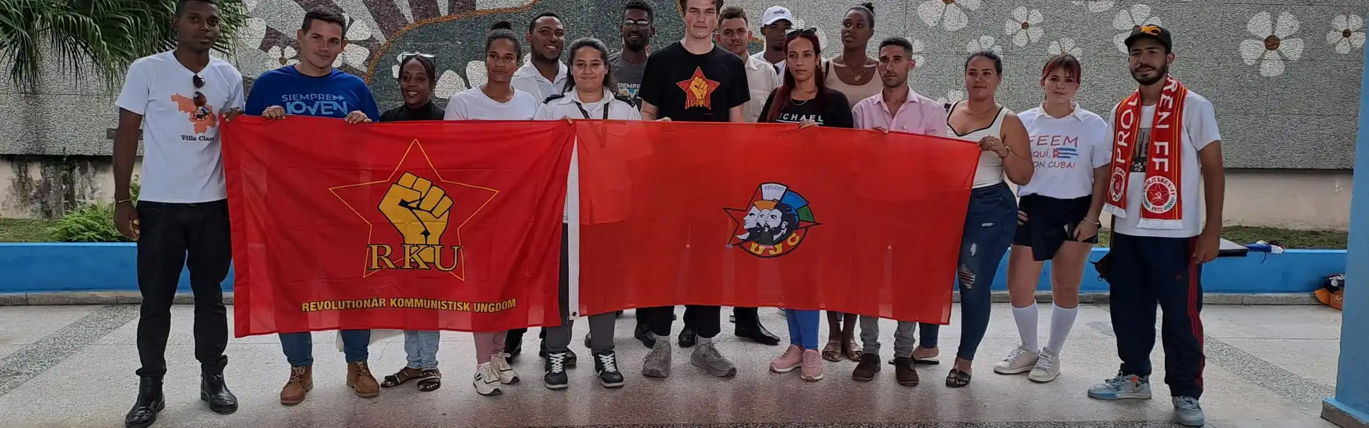Representant fr&aring;n RKU st&aring;r tillsammans med representanter fr&aring;n kubanska ungdomsf&ouml;rbundet UJC i Santala Clara p&aring; Kuba