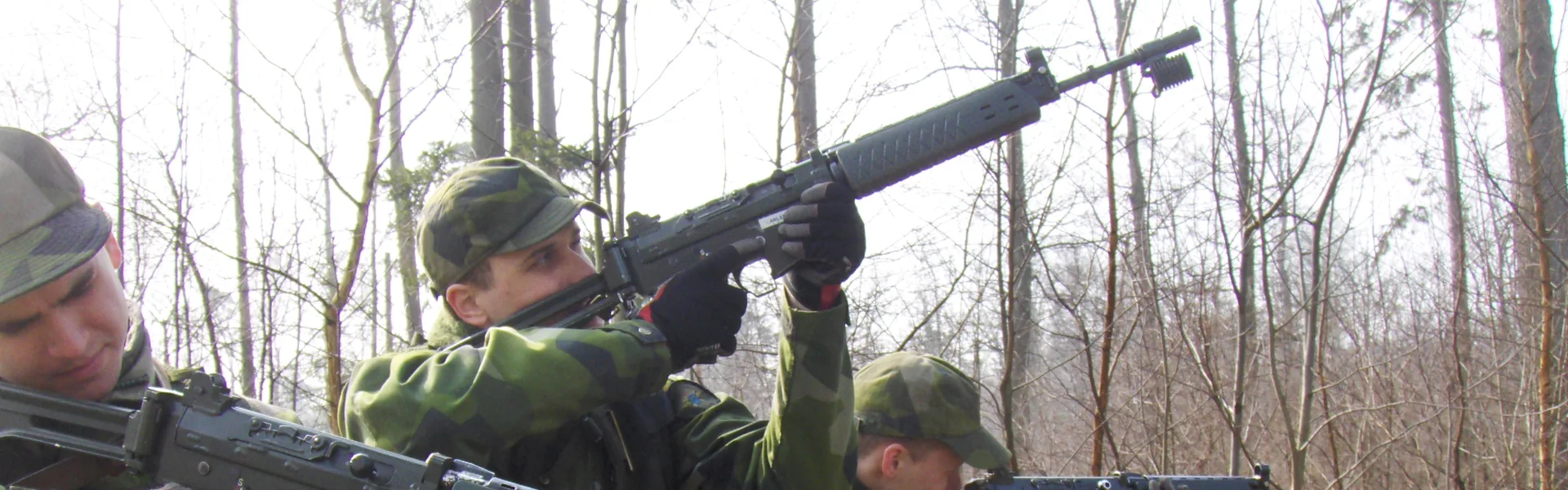 Svenska soldater siktar under en &ouml;vning