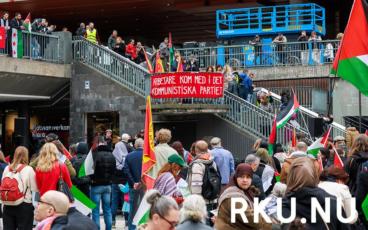 Samling på Sergels torg i Stockholm vid Röd front 2025