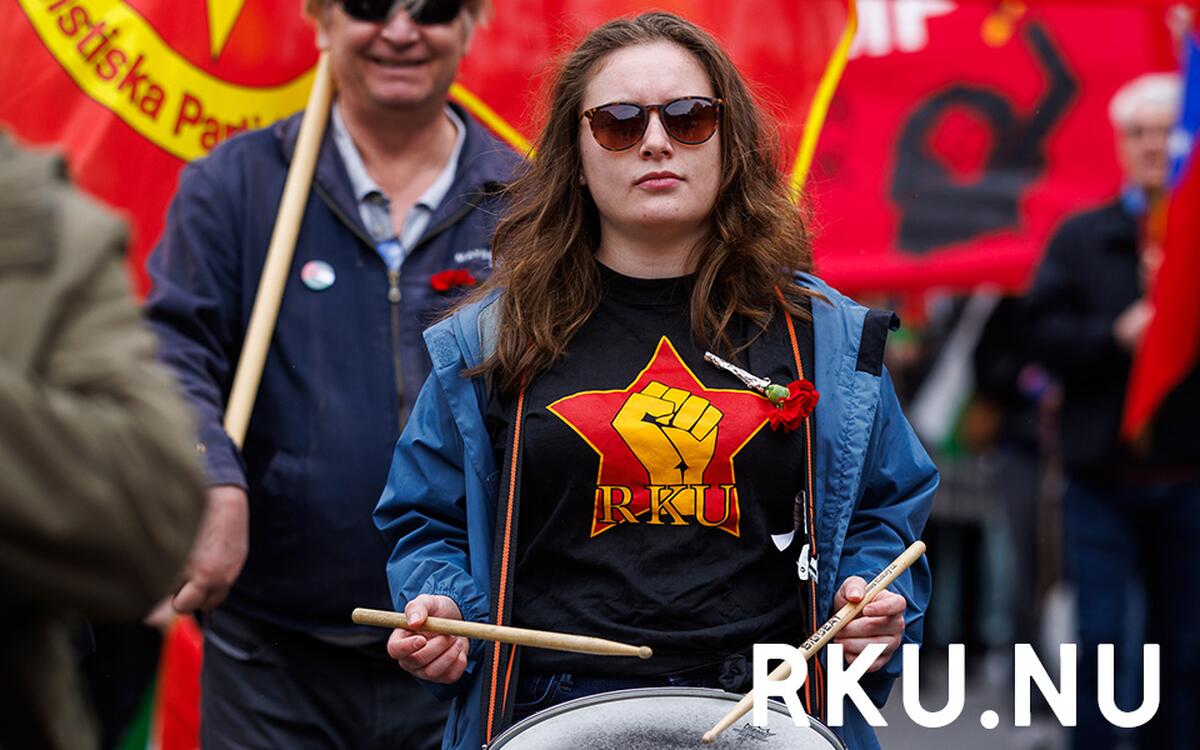 Bild på en av blåsorkestern i Stockholm med en RKU tshirt vid Röd front 2025