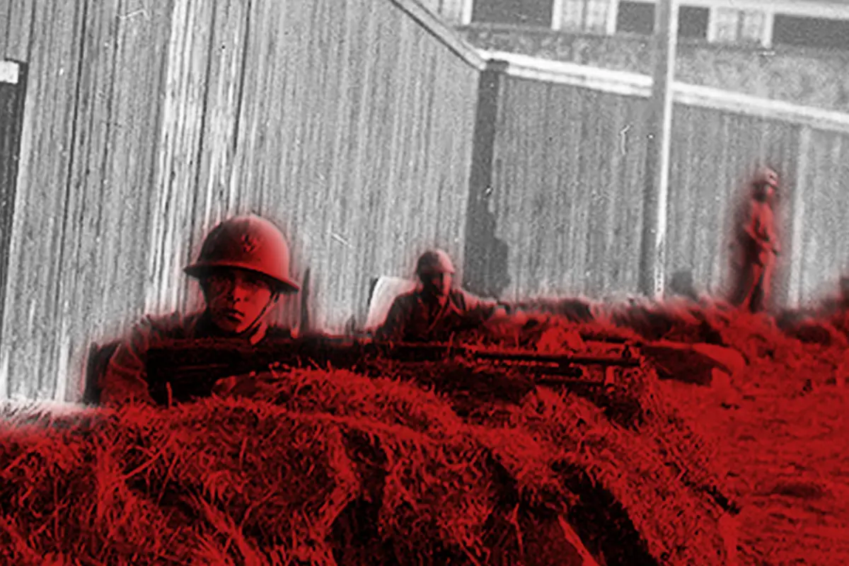 Soldater ligger redo med gev&auml;ren bakom ett skyttev&auml;rn