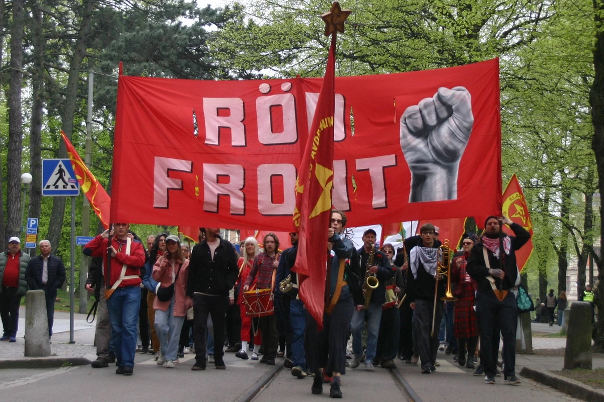 Fronten av R&ouml;d front demonstartionst&aring;get i G&ouml;teborg 2025