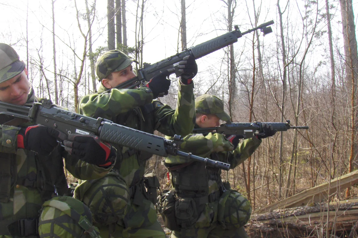 Svenska soldater siktar under en &ouml;vning